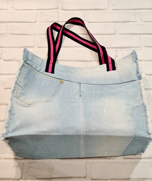 cabas xl jean recyclé et sangles roses bordure plumes d'autruche coeur métal argent