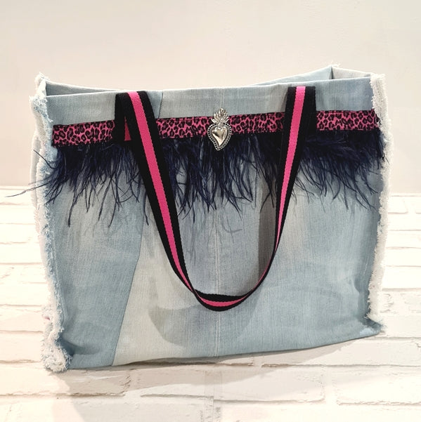 cabas xl jean recyclé et sangles roses bordure plumes d'autruche coeur métal argent