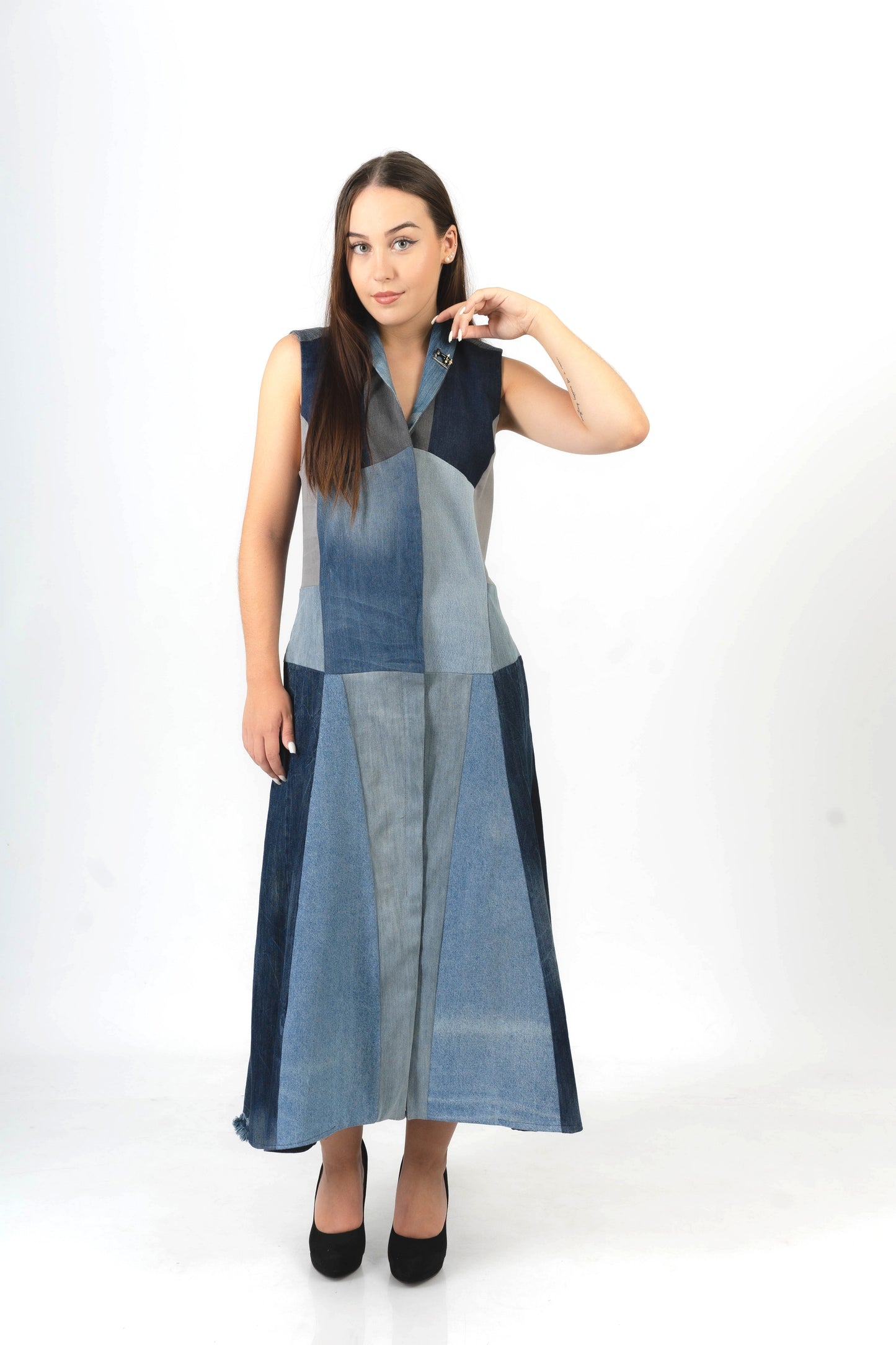 Robe longue garozange en jean recyclé. Vêtement éco-responsable upcyclée en France. Pièce unique personnalisable.