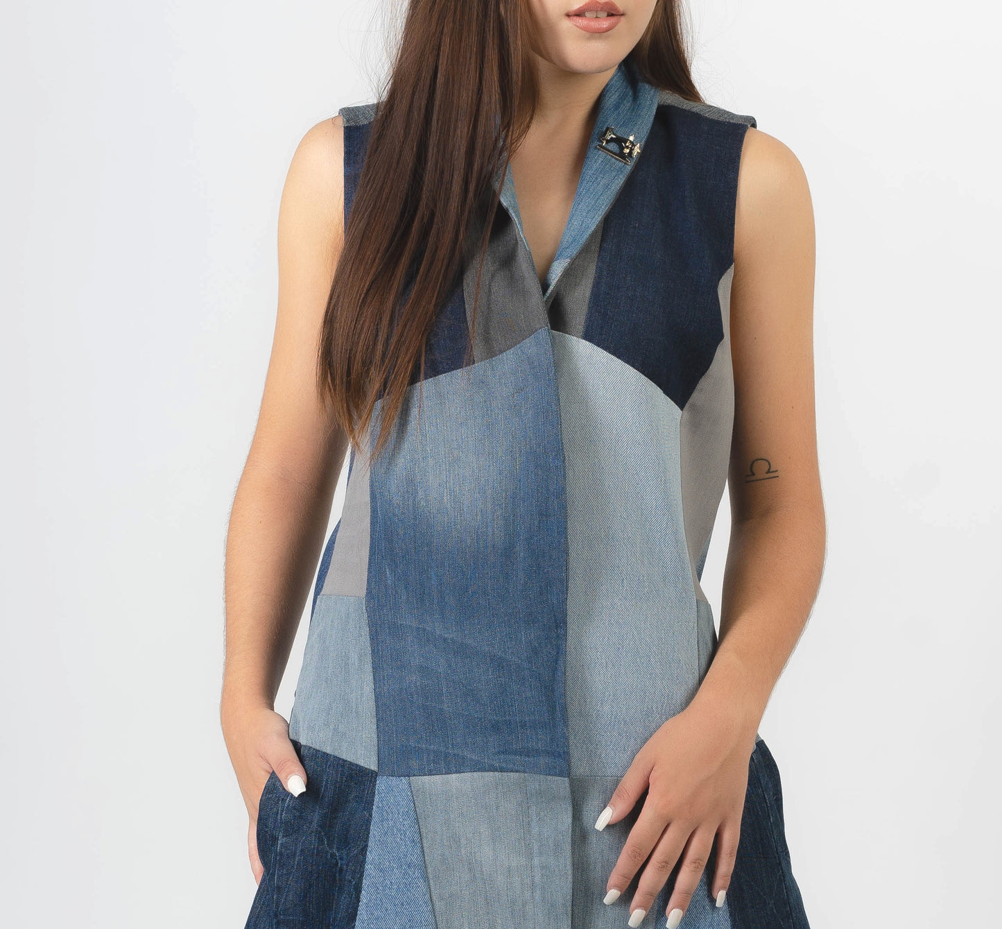 Robe longue garozange en jean recyclé. Vêtement éco-responsable upcyclée en France. Pièce unique personnalisable.