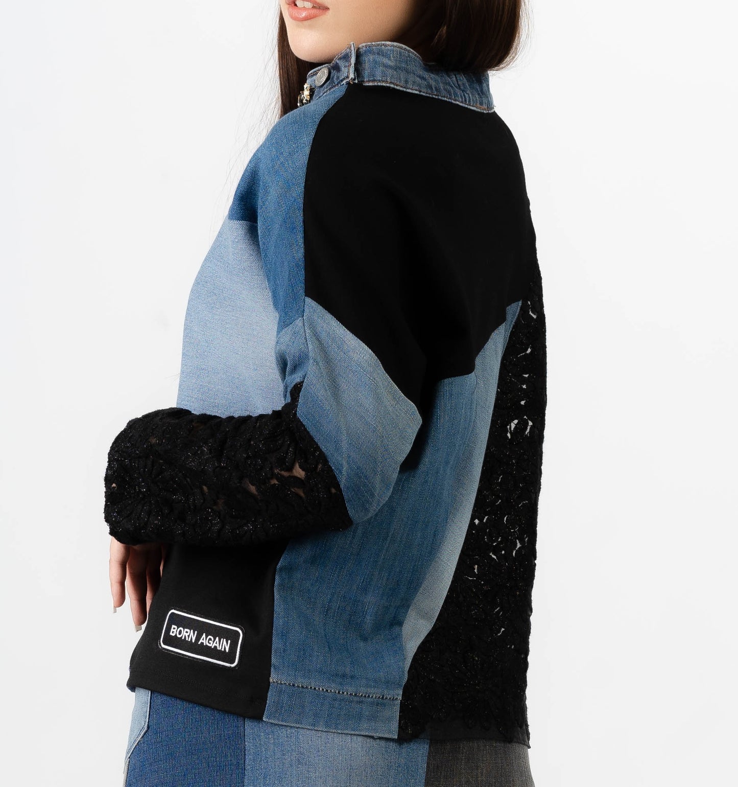 sweat en jean recyclé et organdi brodé, création upcyclée en france.